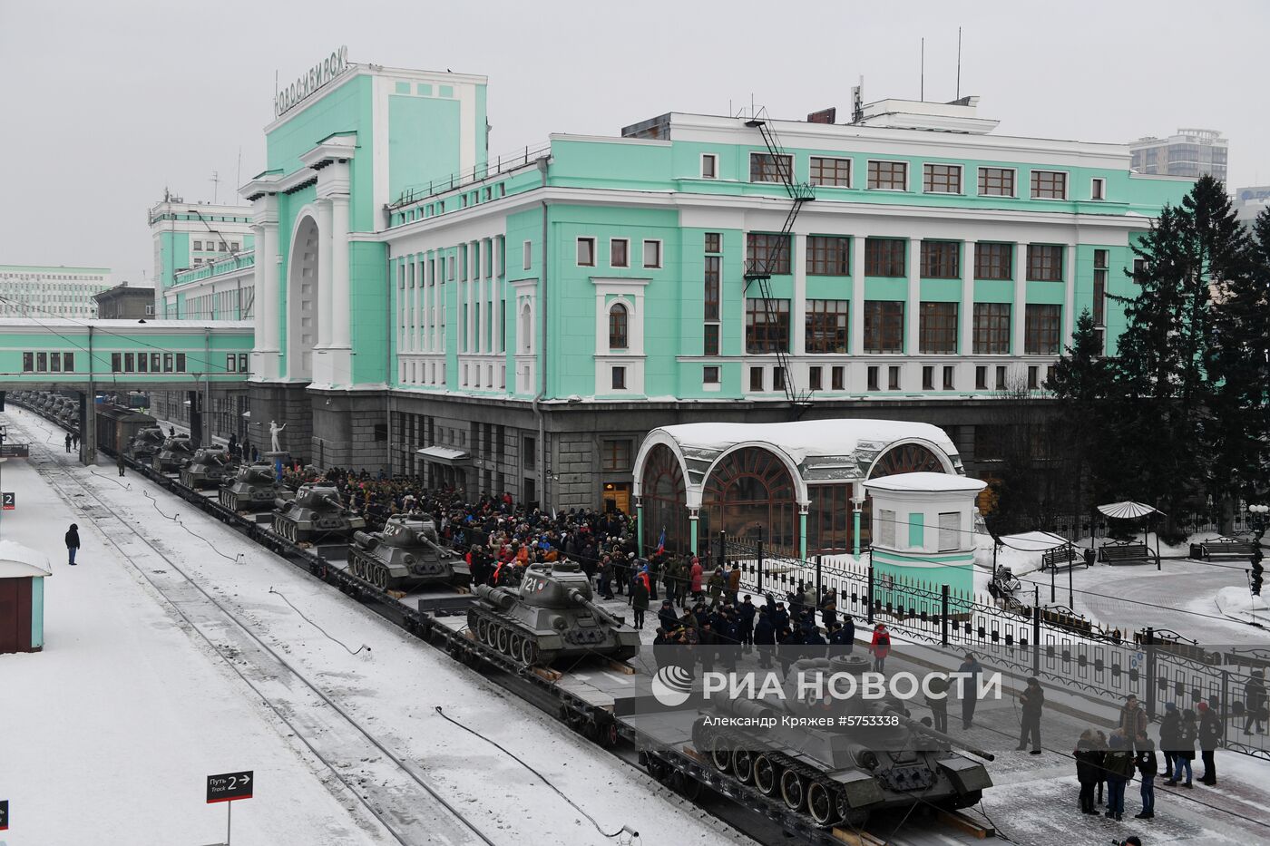 Прибытие эшелона с танками Т-34 в Новосибирск