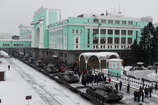 Прибытие эшелона с танками Т-34 в Новосибирск