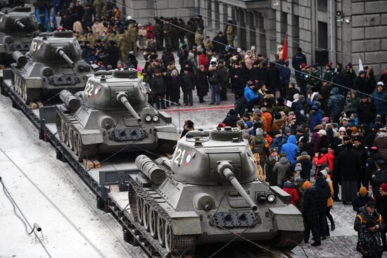 Прибытие эшелона с танками Т-34 в Новосибирск