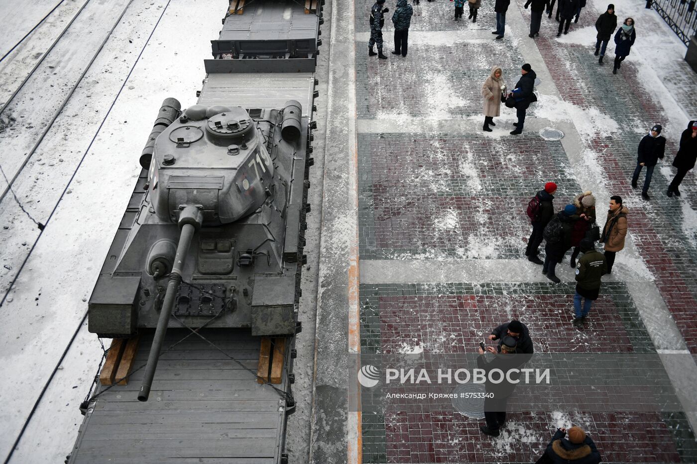 Прибытие эшелона с танками Т-34 в Новосибирск