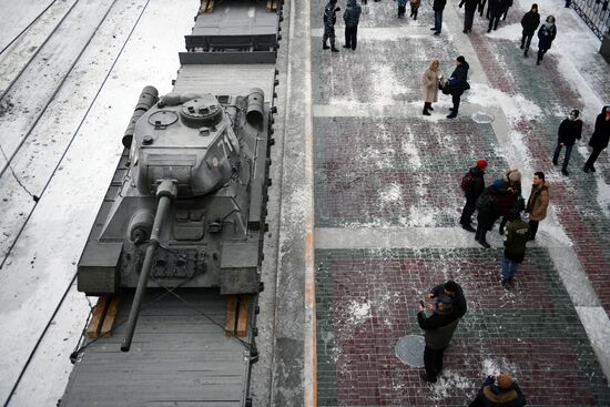 Прибытие эшелона с танками Т-34 в Новосибирск