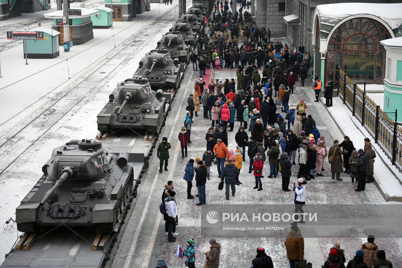 Прибытие эшелона с танками Т-34 в Новосибирск