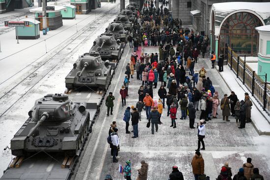 Прибытие эшелона с танками Т-34 в Новосибирск