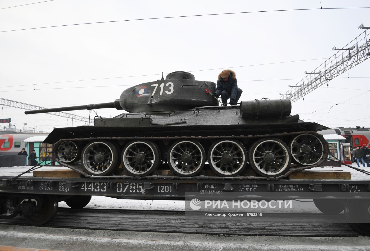 Прибытие эшелона с танками Т-34 в Новосибирск