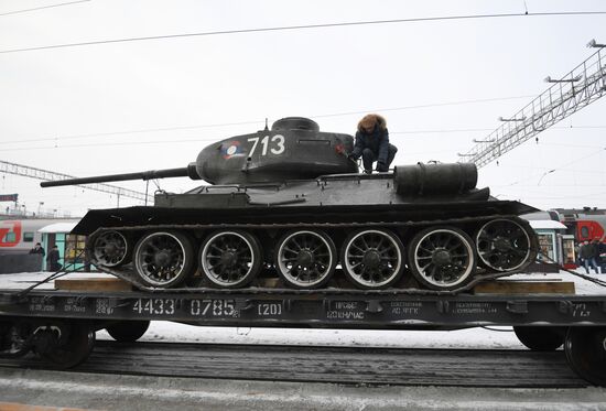 Прибытие эшелона с танками Т-34 в Новосибирск