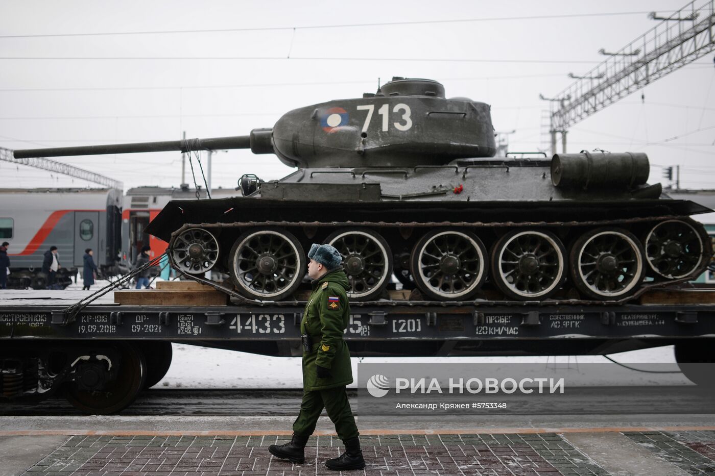 Прибытие эшелона с танками Т-34 в Новосибирск