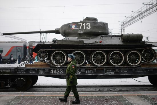 Прибытие эшелона с танками Т-34 в Новосибирск