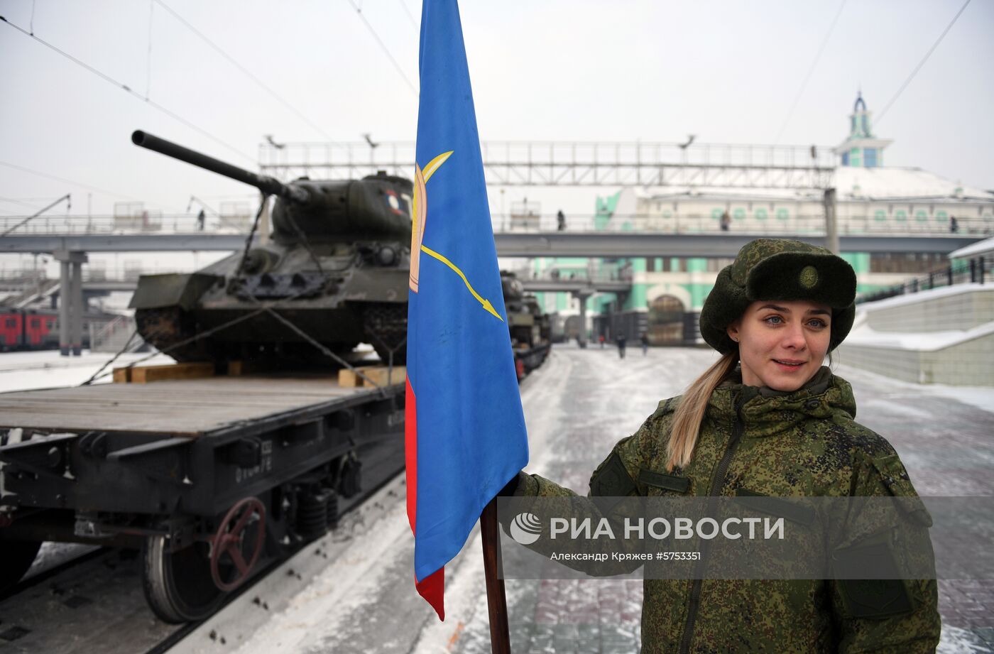 Прибытие эшелона с танками Т-34 в Новосибирск