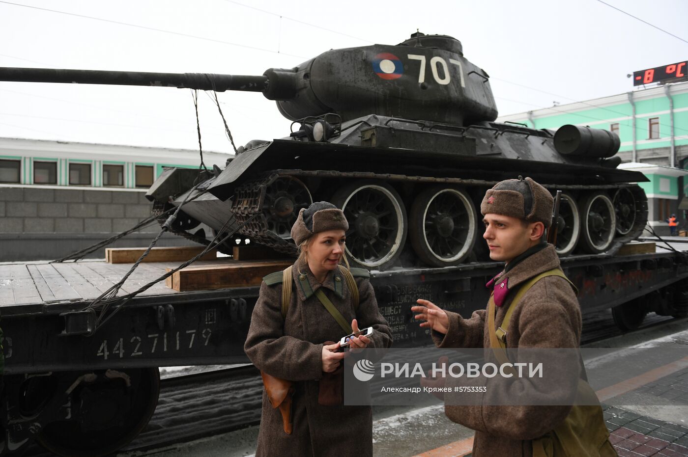 Прибытие эшелона с танками Т-34 в Новосибирск