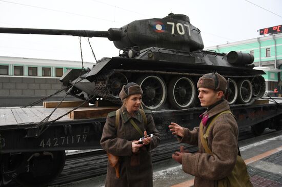 Прибытие эшелона с танками Т-34 в Новосибирск