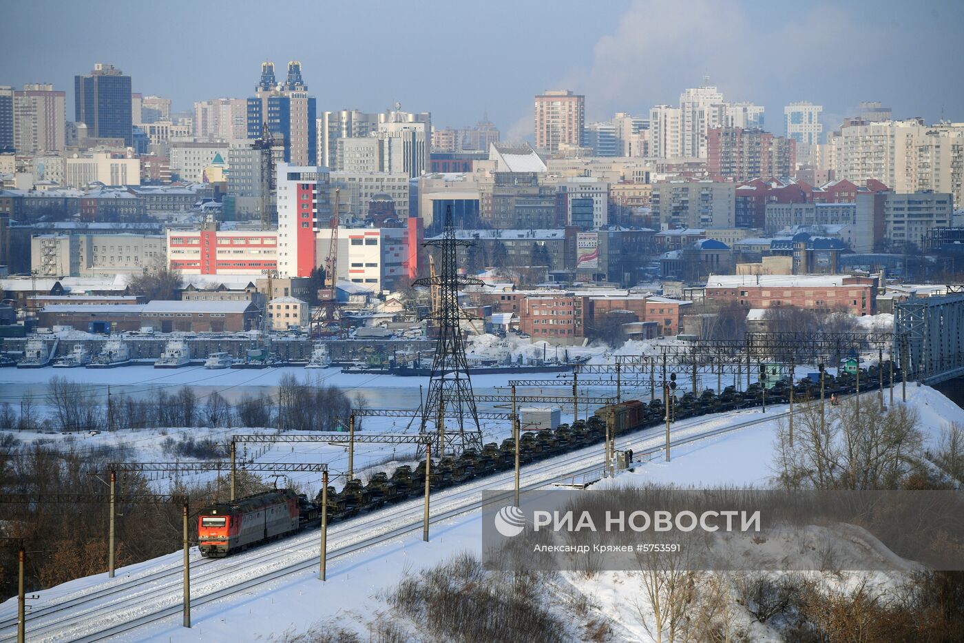 Прибытие эшелона с танками Т-34 в Новосибирск