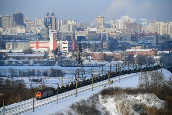 Прибытие эшелона с танками Т-34 в Новосибирск