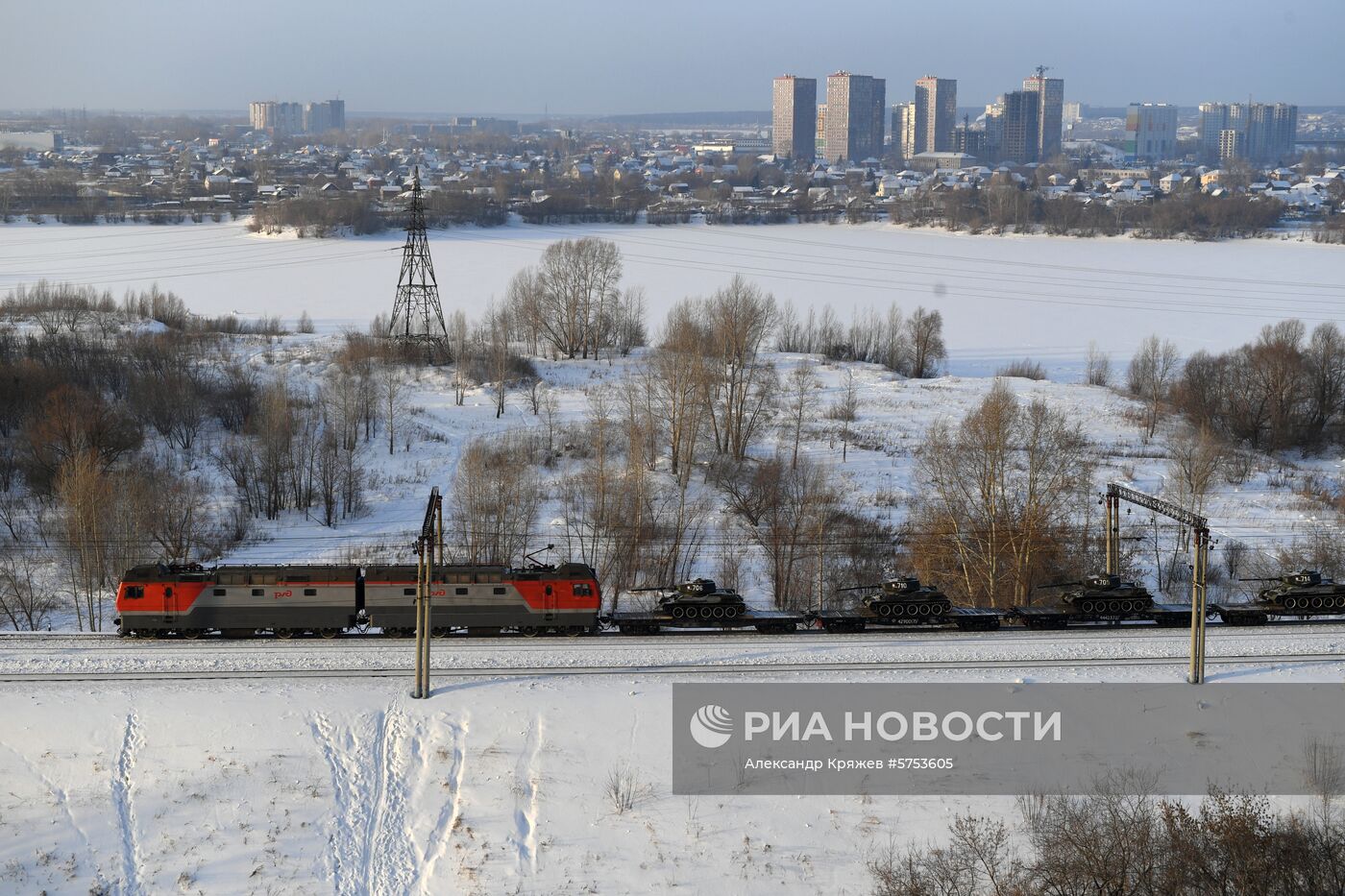 Прибытие эшелона с танками Т-34 в Новосибирск