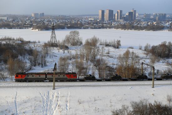 Прибытие эшелона с танками Т-34 в Новосибирск