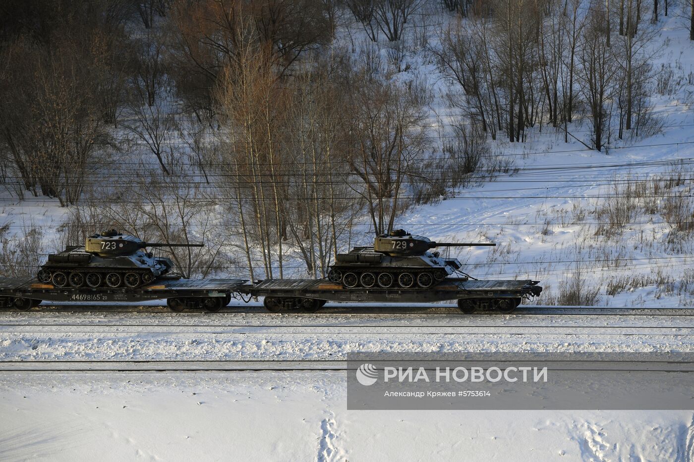 Прибытие эшелона с танками Т-34 в Новосибирск