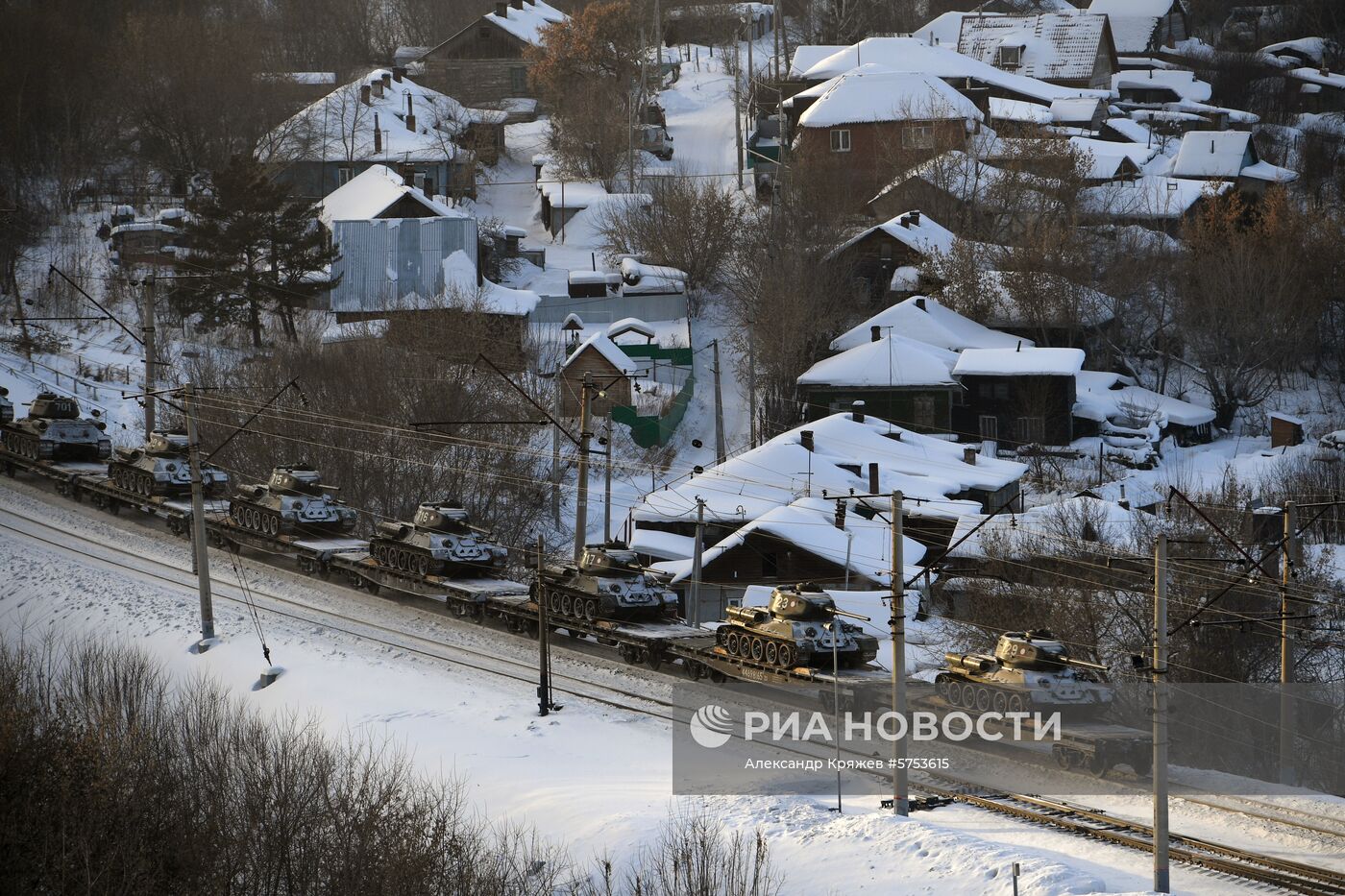 Прибытие эшелона с танками Т-34 в Новосибирск
