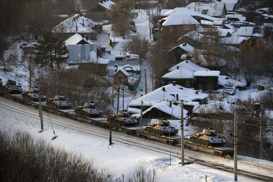 Прибытие эшелона с танками Т-34 в Новосибирск