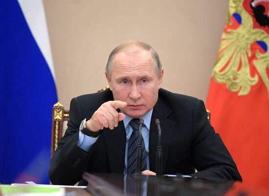 Президент РФ В. Путин провел совещание с членами правительства РФ