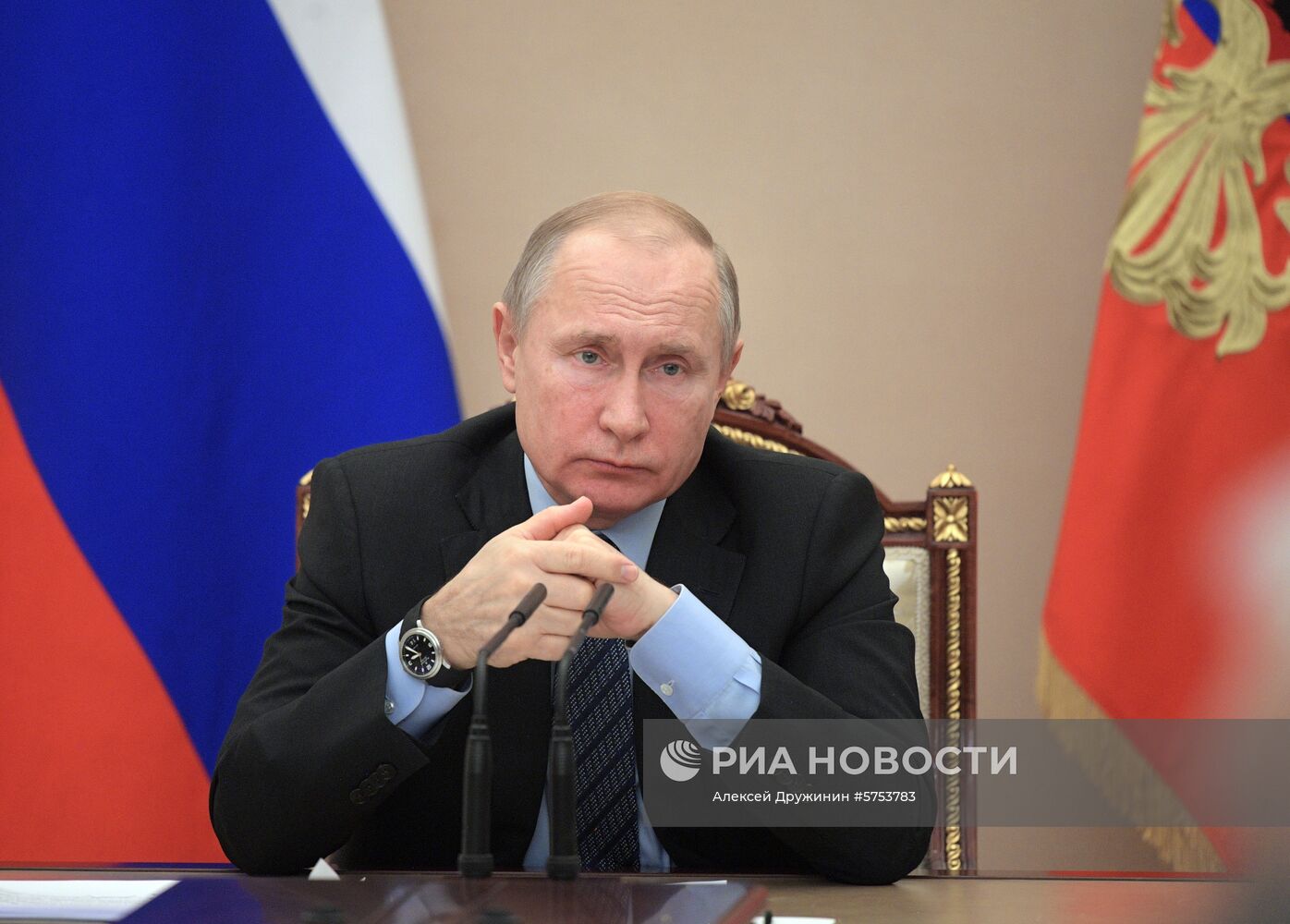 Президент РФ В. Путин провел совещание с членами правительства РФ