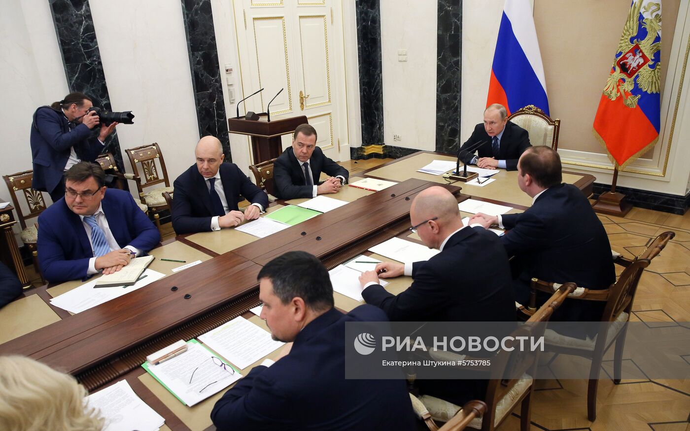 Президент РФ В. Путин провел совещание с членами правительства РФ