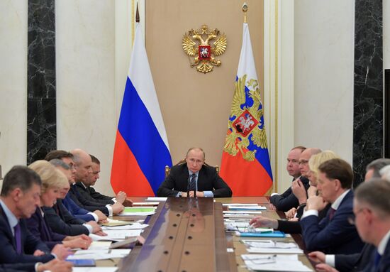 Президент РФ В. Путин провел совещание с членами правительства РФ