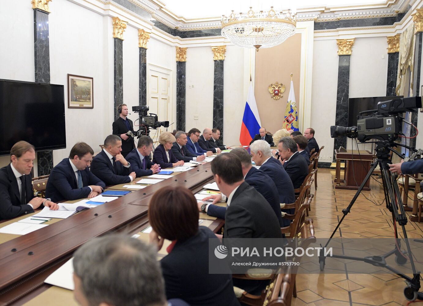 Президент РФ В. Путин провел совещание с членами правительства РФ