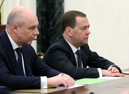 Президент РФ В. Путин провел совещание с членами правительства РФ