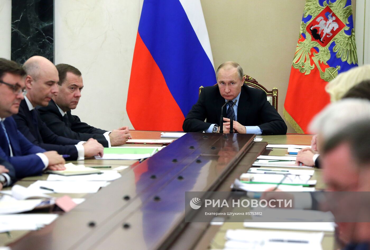 Президент РФ В. Путин провел совещание с членами правительства РФ