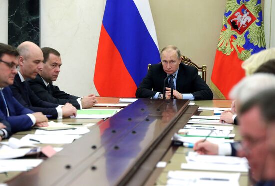Президент РФ В. Путин провел совещание с членами правительства РФ