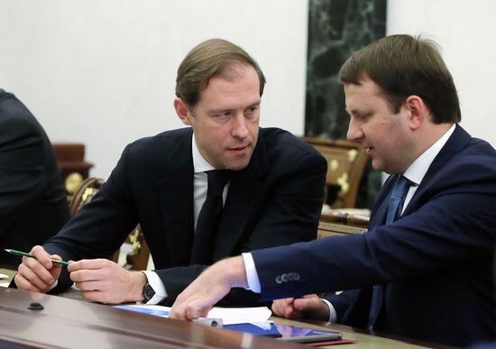 Президент РФ В. Путин провел совещание с членами правительства РФ