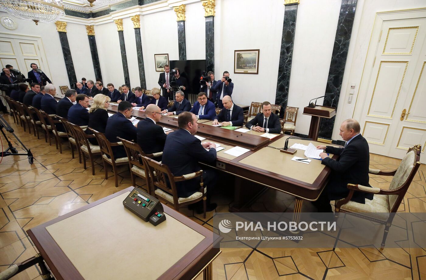 Президент РФ В. Путин провел совещание с членами правительства РФ