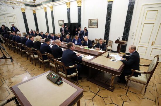 Президент РФ В. Путин провел совещание с членами правительства РФ