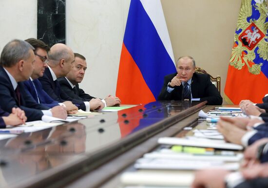 Президент РФ В. Путин провел совещание с членами правительства РФ