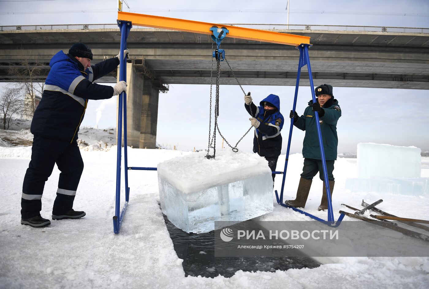 Подготовка крещенских купелей в Новосибирске