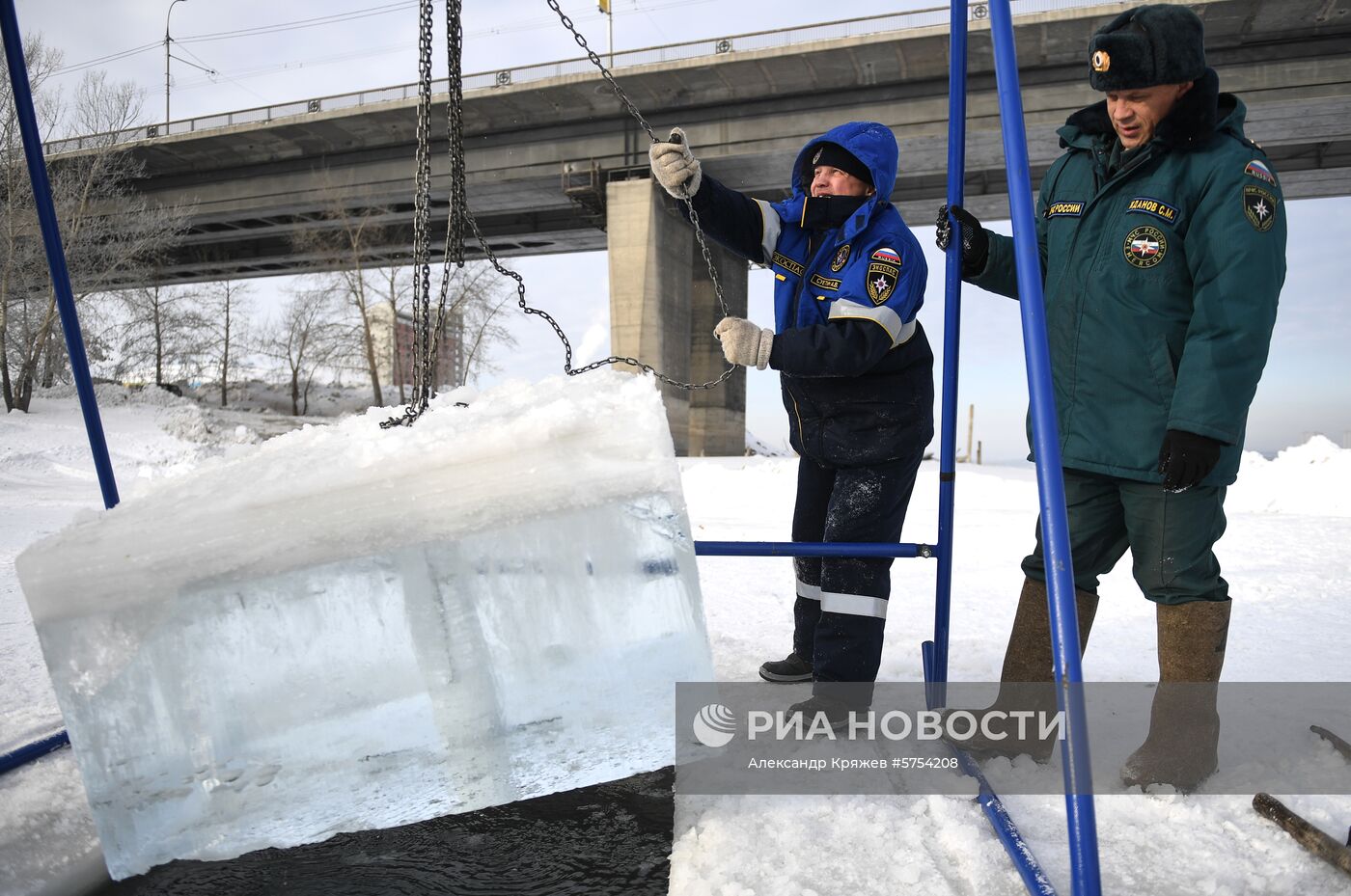 Подготовка крещенских купелей в Новосибирске