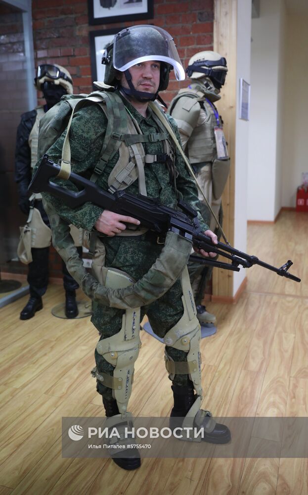 Демонстрация военного экзоскелета в Москве