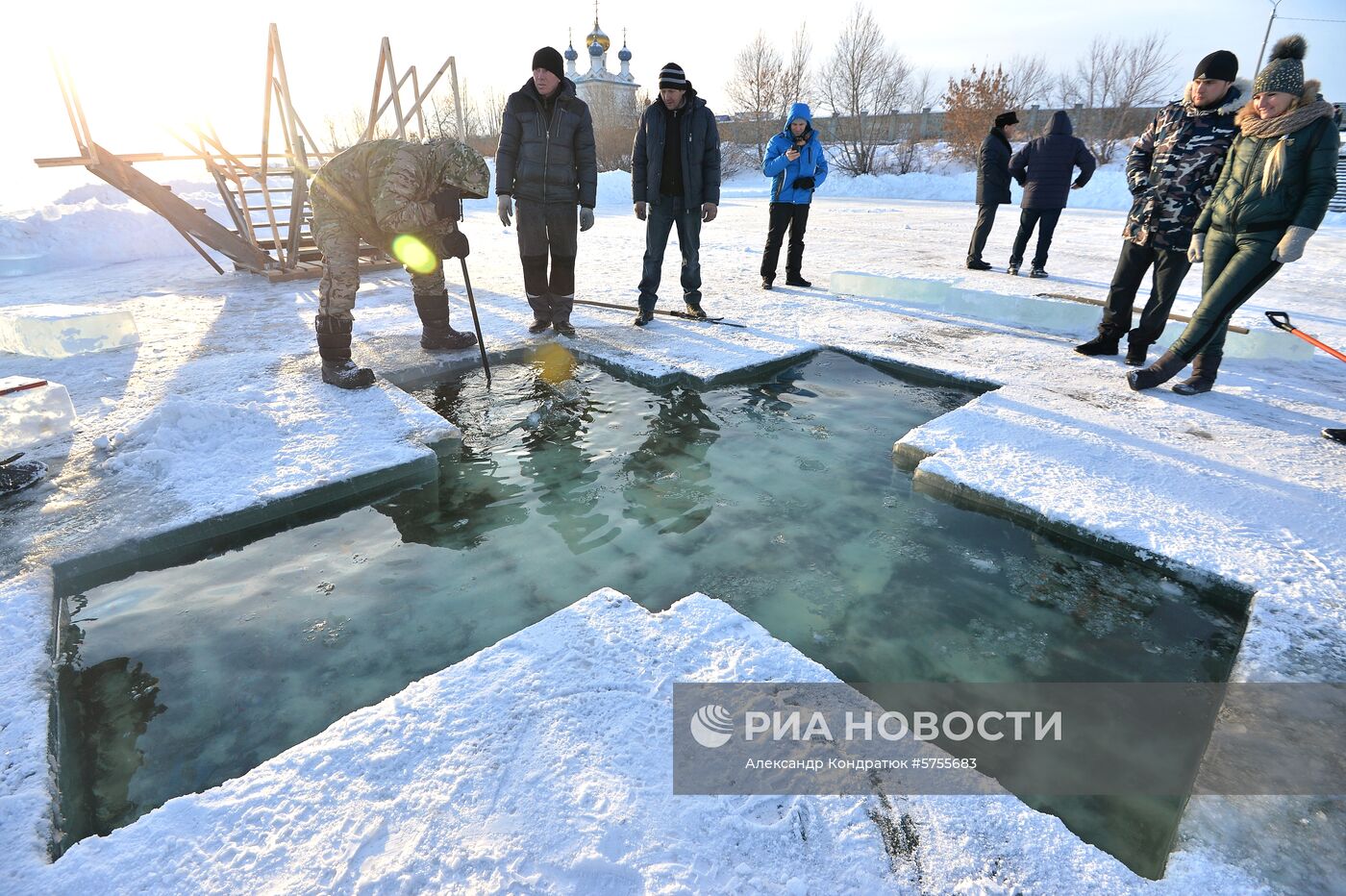 Подготовка иордани к празднику Крещения в Челябинске