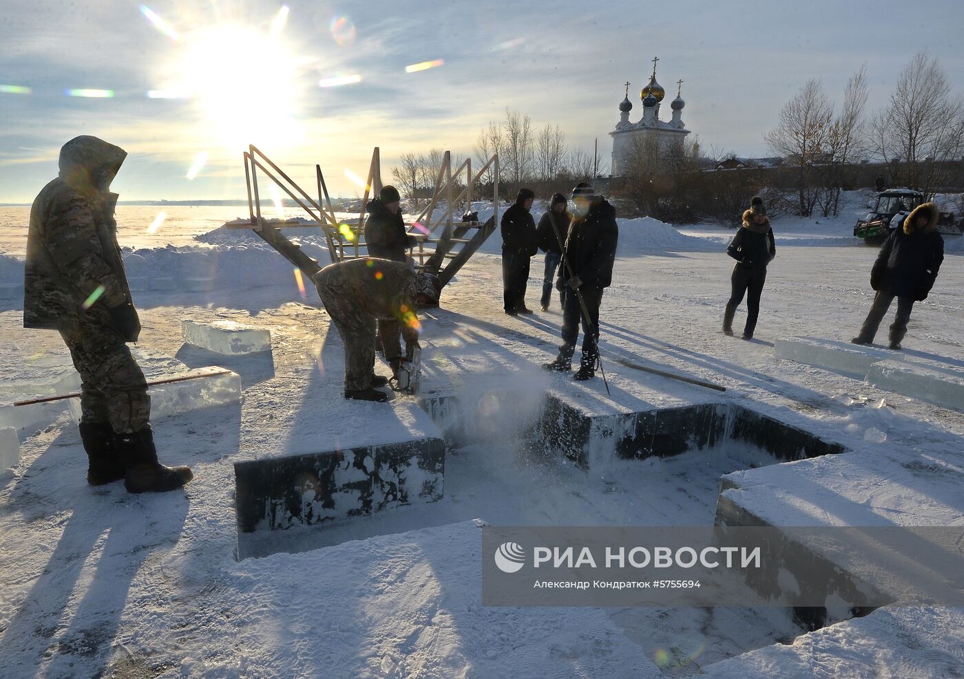 Подготовка иордани к празднику Крещения в Челябинске