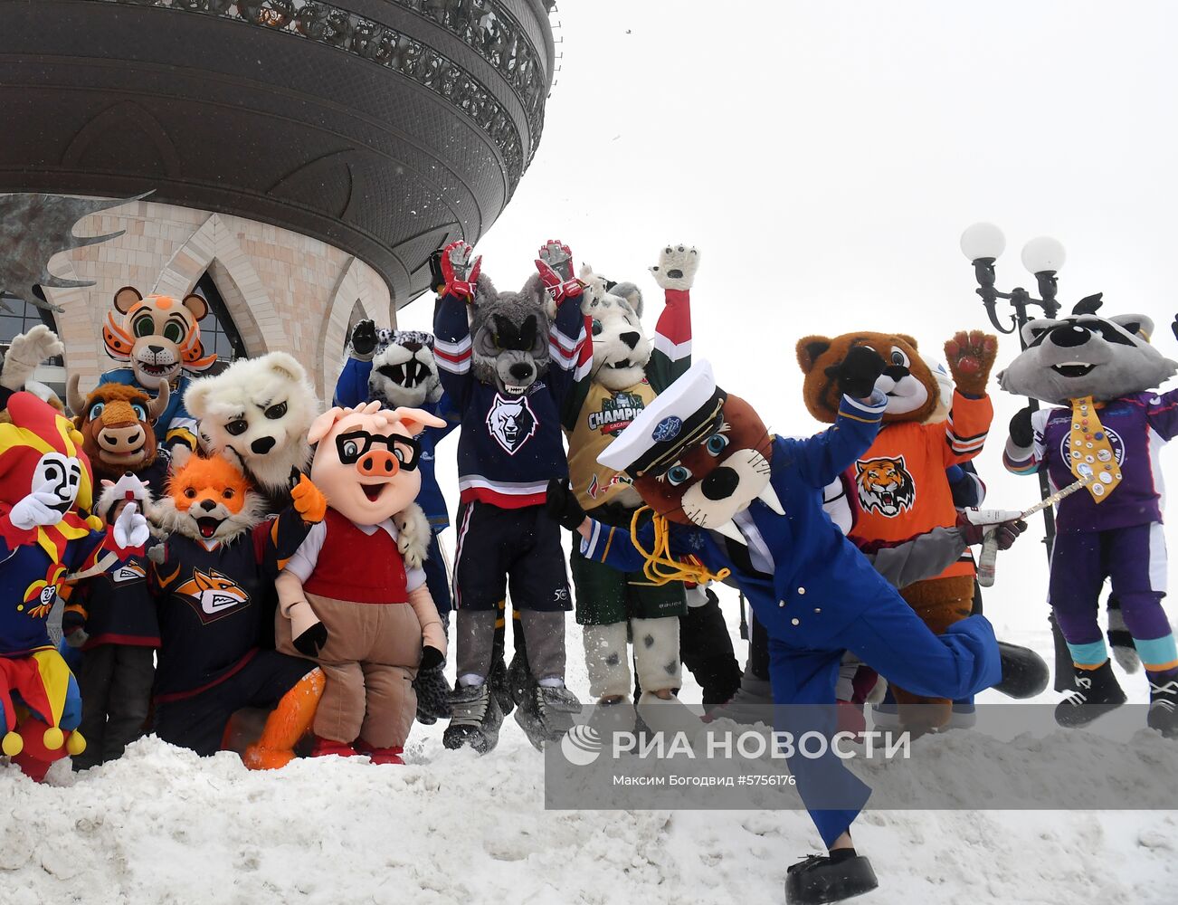 Талисманы клубов КХЛ посетили свадьбу енотов-талисманов детской хоккейной лиги