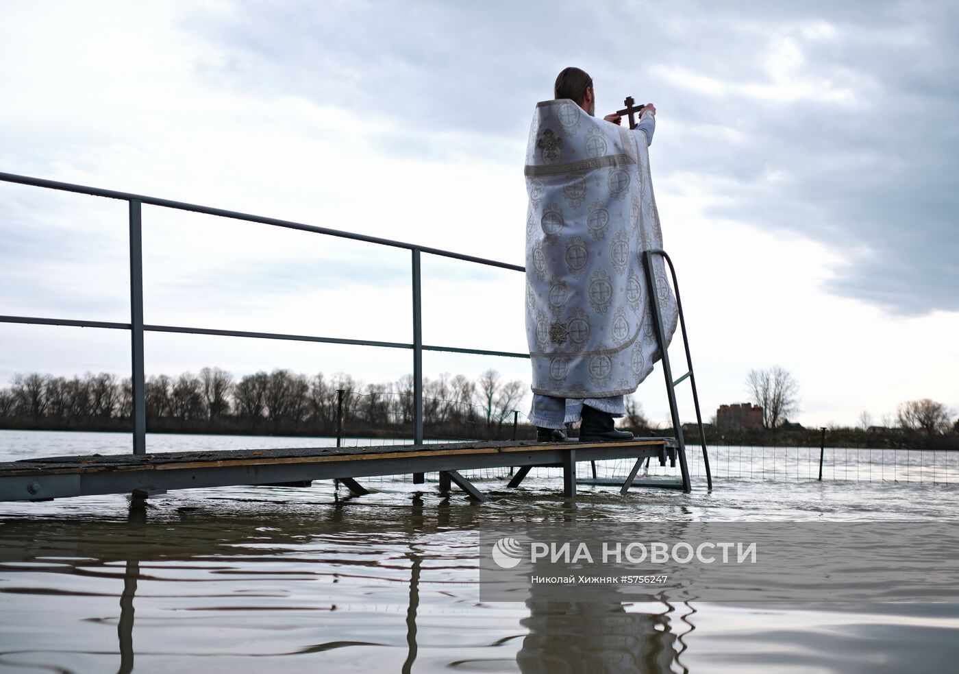 Празднование Крещения в регионах России