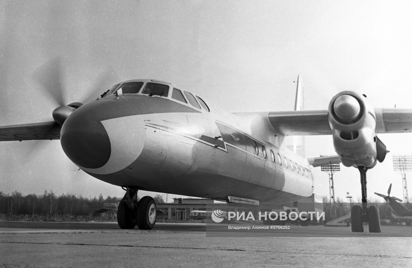 Турбовинтовой самолет "АН-24"