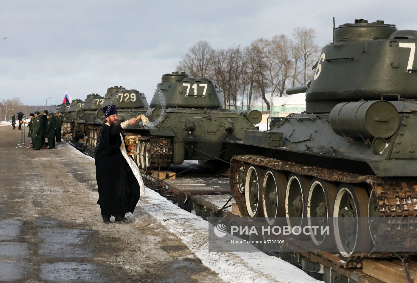 Прибытие эшелона с танками Т-34 в Московскую область