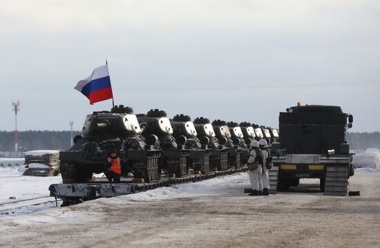 Прибытие эшелона с танками Т-34 в Московскую область   