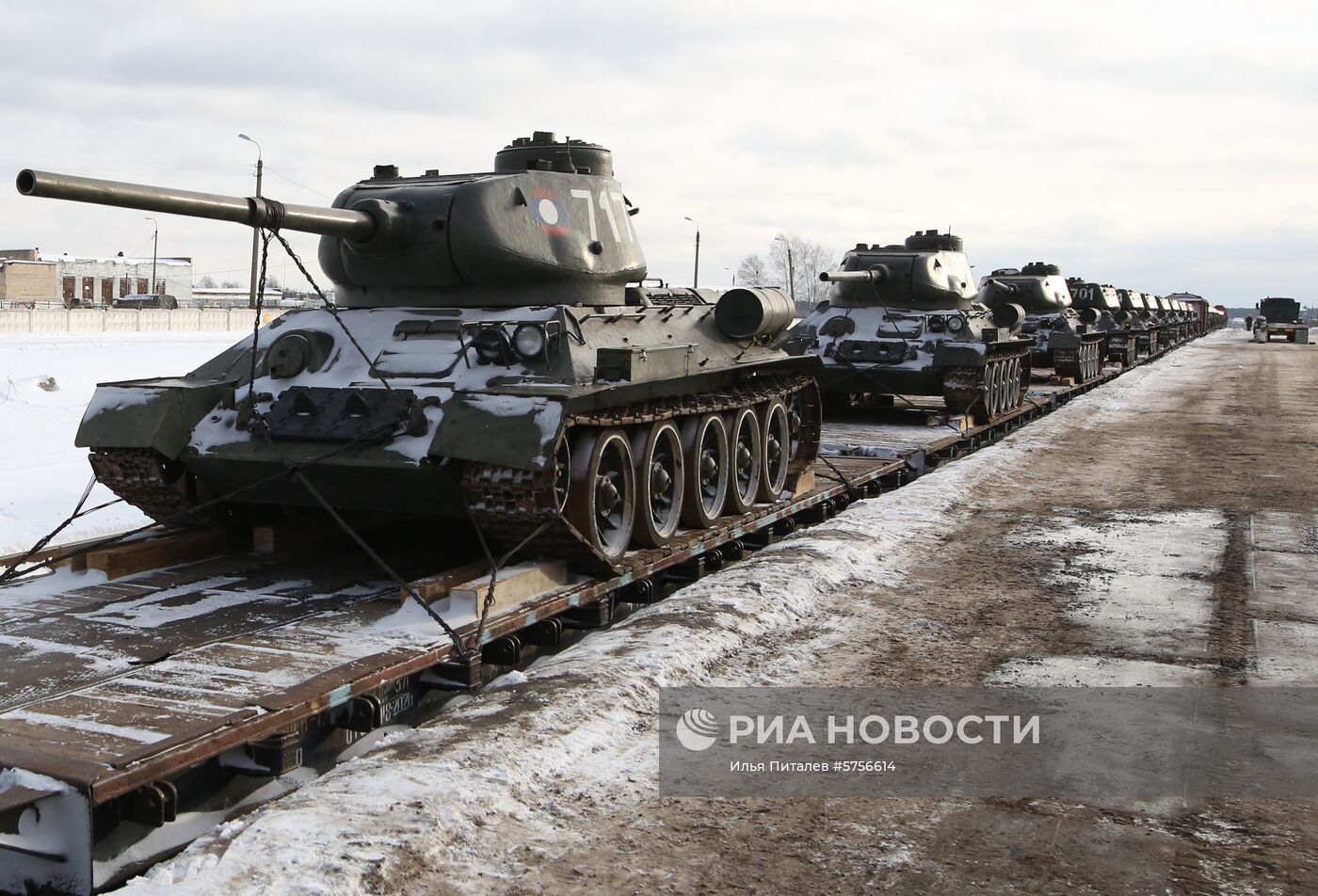 Прибытие эшелона с танками Т-34 в Московскую область   