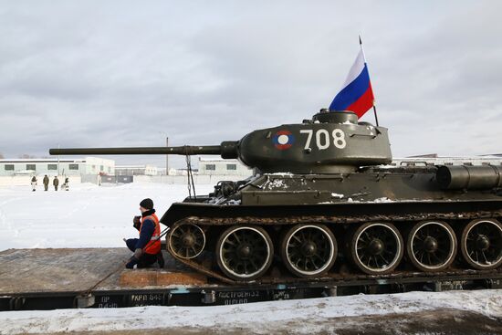 Прибытие эшелона с танками Т-34 в Московскую область   