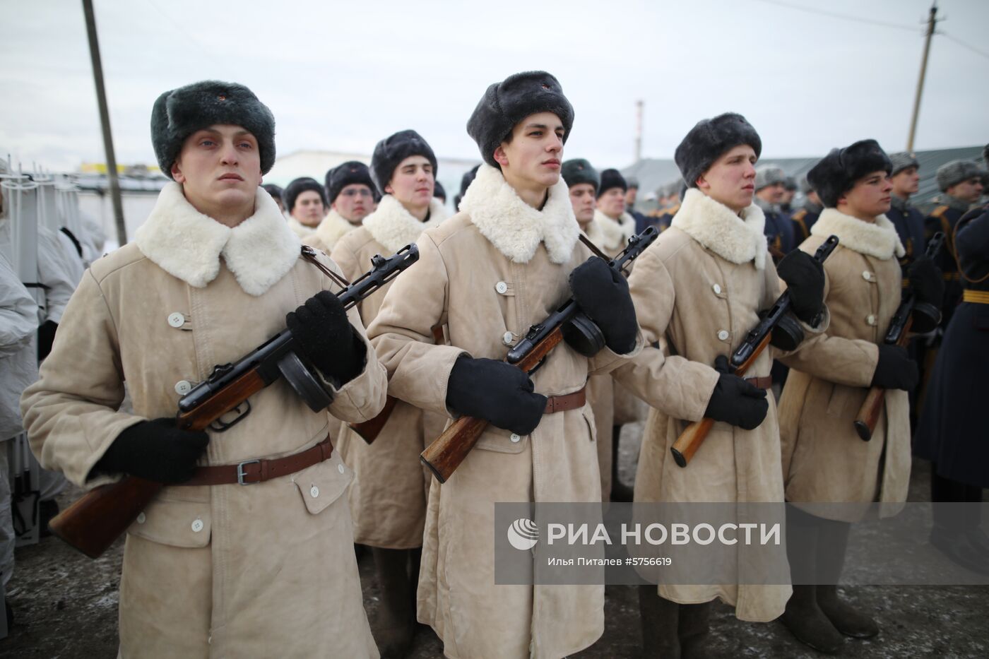 Прибытие эшелона с танками Т-34 в Московскую область   