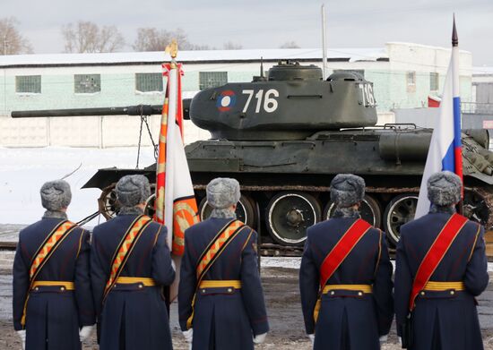 Прибытие эшелона с танками Т-34 в Московскую область   