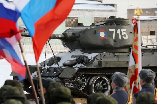 Прибытие эшелона с танками Т-34 в Московскую область   