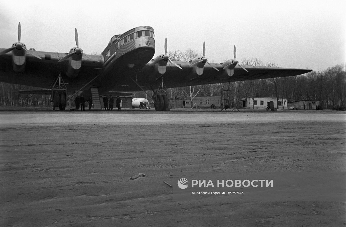 Самолет "Максим Горький"