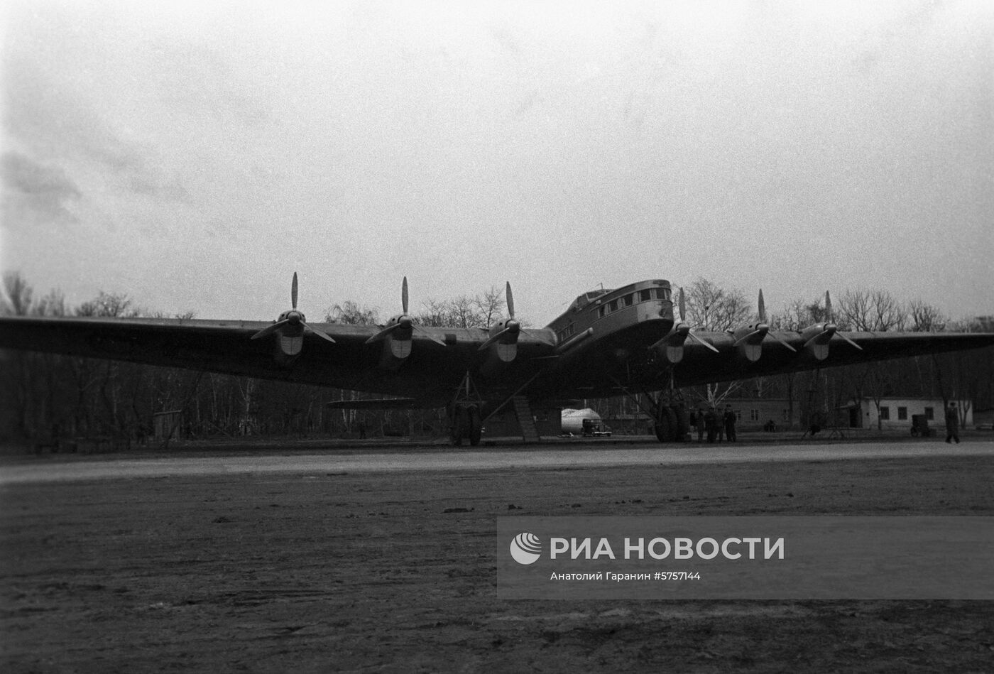 Самолет "Максим Горький"